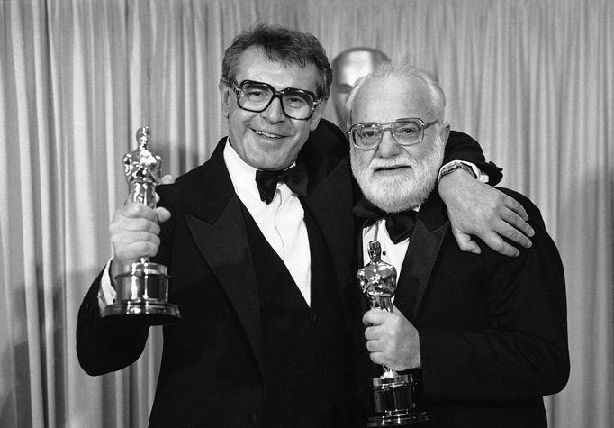 Na archivním snímku z března 1985 je Miloš Forman s producentem Saulem Zaentzem při přebírání Oscarů za film Amadeus.