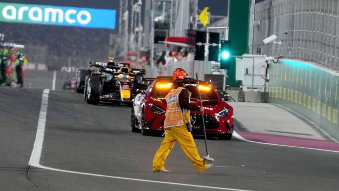 Traťoví komisaři uklízejí trať během Velké ceny Kataru formule 1 2024