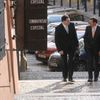 Jiří Čunek se blíží za doprovodu mluvčího KDU-ČSL Nerudovkou na Pražský hrad.
