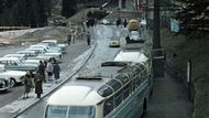 Do rakouské vesničky Semmering si v tomto případě udělala výlet patrně nějaká maďarská cestovní kancelář, případně podnik. V popředí totiž vidíte zájezdový autobus Ikarus 55, který kontrastuje se spoustou Mercedesů na přilehlém parkovišti.