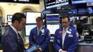 Traders on the floor at the New York Stock Exchange join the moment of silence in honor of the Boston marathon victims, April 22, 2013. REUTERS/Brendan McDermid (UNITED STATES - Tags: BUSINESS) Published: Dub. 22, 2013, 7:58 odp.