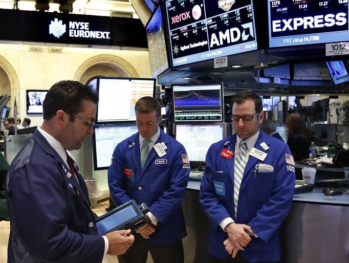 Traders on the floor at the New York Stock Exchange join the moment of silence in honor of the Boston marathon victims, April 22, 2013. REUTERS/Brendan McDermid (UNITED STATES - Tags: BUSINESS) Published: Dub. 22, 2013, 7:58 odp.