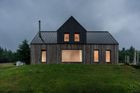 Když její majitelé oslovili architekty z ateliéru OK PLAN ARCHITECTS, měli jedno přání: vytvořit místo pro rodinnou rekreaci, které bude pohodlné a moderní, ale zároveň pevně zakořeněné v duchu krkonošské krajiny. Bouda měla splynout s horským prostředím.