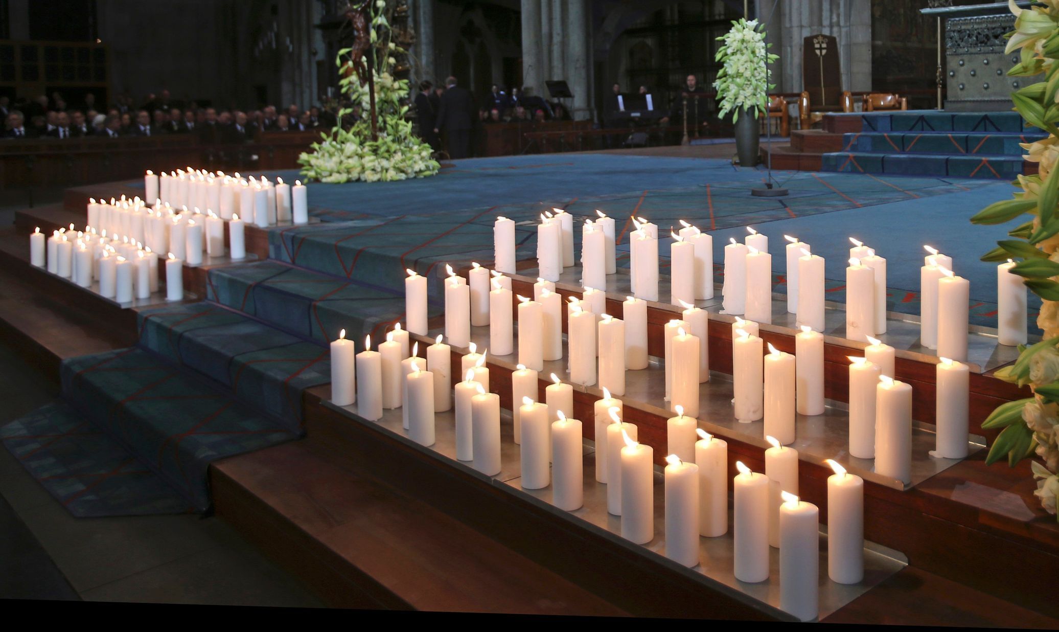 150 svíček na smuteční mši za 150 obětí pádu letadla Germanwings.