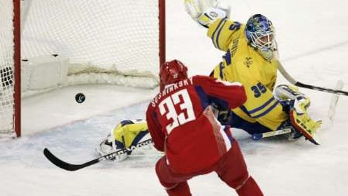 Maxim Sušinskij z Ruska skóruje do branky švédského gólmana Henrika Lundqvista.