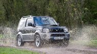 Suzuki Jimny (rok 2000), 80 tisíc korun - Tenhle malý nesmrtelný off-road je ideální pro ty, kteří hledají auto do těžšího terénu, ale nemají na Land Rover, Mercedes G a trápit v Ladě Niva se nechtějí. Má sice jen slabý čtyřválec 1.3, ale uzávěru, redukci, vysokou světlou výšku a krátký rozvor, což z něj dělá auto, které dojede všude. A je to poctivá mechanika.