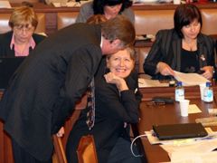 Usmíření? Premiér Topolánek hovoří s ministryní kultury Helenou Treštíkovou.