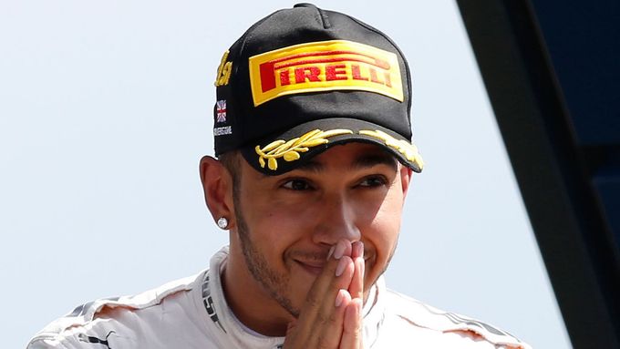 Lewis Hamilton potěšil domácím vítězstvím své britské fanoušky.