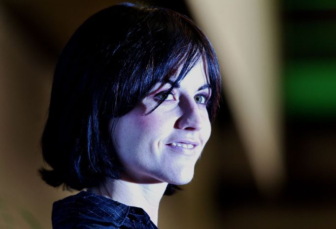 Dolores O'Riordan během vystoupení na hudebním festivalu  San Remo v Itálii v roce 2004.