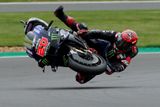 Havárie Fabia Quartarara při závodech MotoGP ve Velké Británii sotva potřebuje komentář. I přes různé karamboly se francouzský jezdec nakonec stal šampionem nejsilnější kubatury.