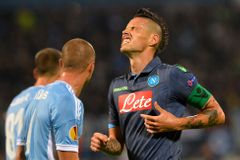 Neapol nezvládla přestřelku s Cagliari, remíza AC s Interem
