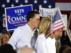 Vzorný otec rodiny Romney líbá v Jižní Karolíně svou ženu Ann
