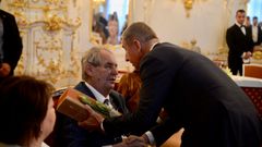 Premiér Andrej Babiš gratuluje prezidentovi k 75. narozeninám