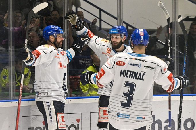 Jakub Klepiš (vlevo) se spoluhráči oslavuje gól Kladna v hokejové extralize.