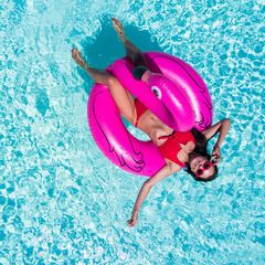 Žena v bazénu, dovolená, plavky
