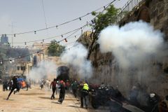 Střety mezi policií a Palestinci v Jeruzalémě si vyžádaly stovky zraněných