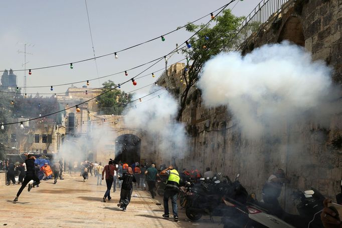 Při oslavách Dne Jeruzaléma v Izraeli se střetli palestinští demonstranti s policií.