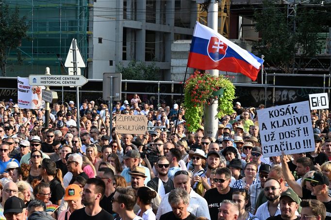 Snímek z úterní demonstrace v Bratislavě proti ministryni kultury Martině Šimkovičové.