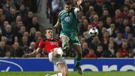 Michael Carrick z Man United zastavuje Misimoviče z Wolfsburgu