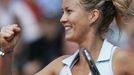 Francouzská tenistka Mathilde Johanssonová slaví vítězství v prvním kole French Open nad Němkou Annou-Lenou Groenefeldovou.