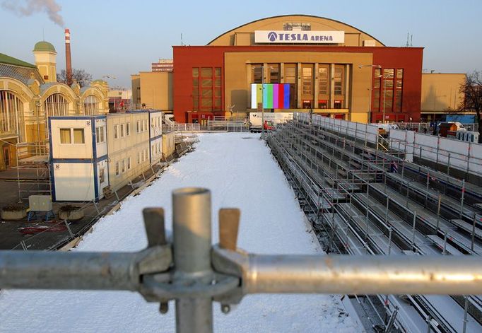 Cílová rovinka. Závodní okruh má šířku šest a délku 650 metrů. Spotřebuje se na něj téměř dva tisíce metrů krychlových sněhu.