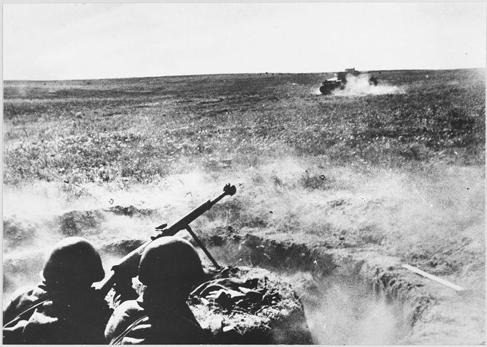 TANK VERSUS GUN Duel betweem a Soviet anti- tank gun crew and a Nazi tank. Date: 1942-43 Source: Unattributed photograph MELEDIN COLLECTION