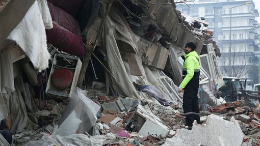 Lidé hledají přeživší pod troskami po zemětřesení v tureckém Diyarbakiru.