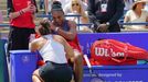 Bianca Andreescuová (zády) utěšuje Serenu Williamsovou, která musela vzdát finálový duel v Torontu