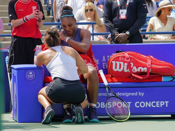 Bianca Andreescuová (zády) utěšuje Serenu Williamsovou, která musela vzdát finálový duel v Torontu