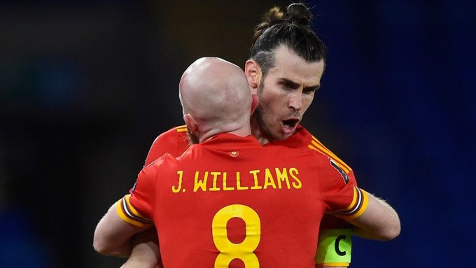 Kapitán Wales Gareth Bale slaví s Jonnym Williamsem vítězství nad Českem