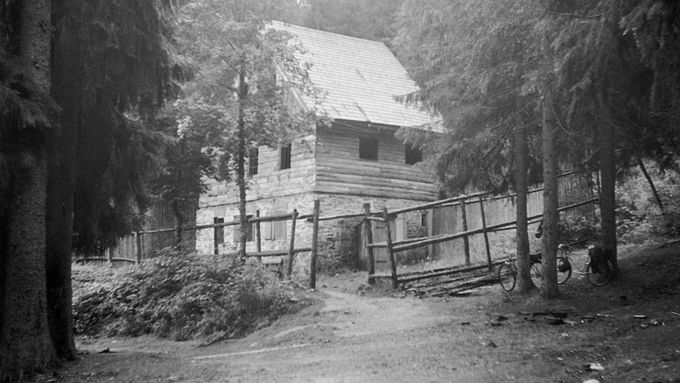 Na archivním snímku je šumavská chata Klubu českých turistů, kterou nacisté za války využívali jako internační tábor pro sovětské zajatce.