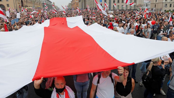 "Odejdi!" volají desítky tisíc lidí v Minsku. NATO odmítá, že by u hranic byli vojáci