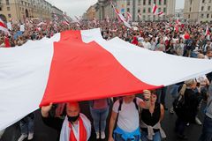 "Odejdi! Svoboda!" demonstrovalo v Minsku sto tisíc lidí proti Lukašenkovi