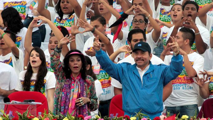Daniel Ortega se svou manželkou po oficiálním vyhlášení kandidatury v nikaragujské metropoli Managua.