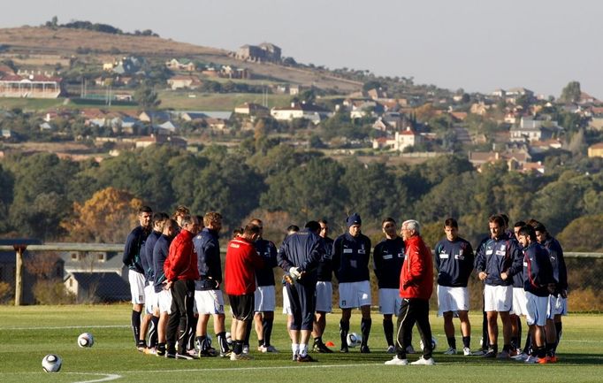 Italský kouč Marcello Lippi dává během tréninku instrukce svým svěřencům.