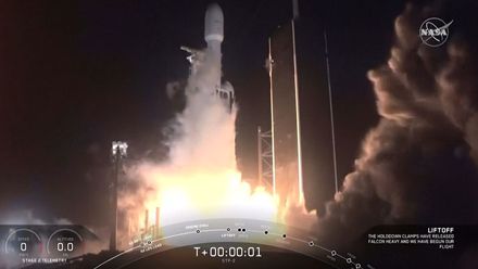 Raketa Falcon Heavy úspěšně odstartovala. Nese 24 satelitů