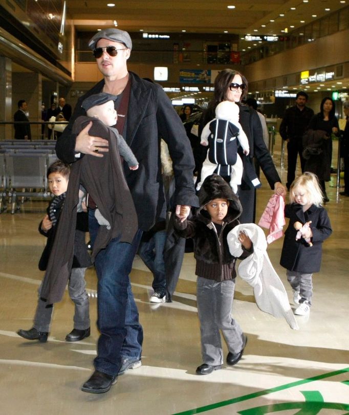 Angelina Jolie a Brad Pitt s rodinou