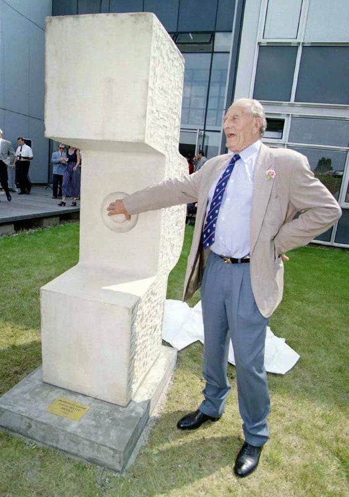 František Bělský odhaluje plastiku nazvanou Modla před Kaplanovou budovou Technologického parku v Brně, 1998.