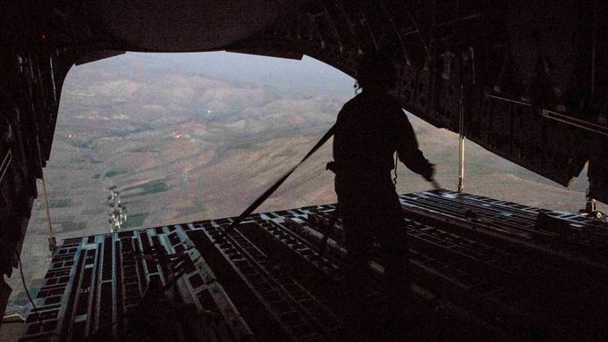 Americký letoun nad Irákem.