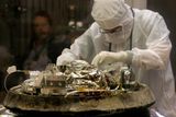 DUGWAY (USA) - Technici NASA otvírají na vojenské základně Dugway schránku sondy Stardust se vzorky prachových částic komety Wild 2 poté, co sonda 15. ledna přistála v poušti v americkém státě Utah.
