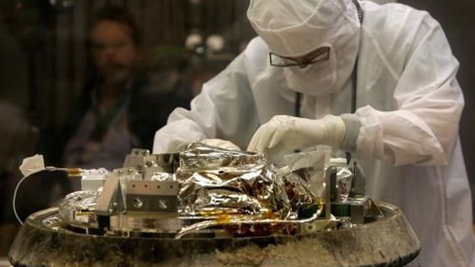 DUGWAY (USA) - Technici NASA otvírají na vojenské základně Dugway schránku sondy Stardust se vzorky prachových částic komety Wild 2 poté, co sonda 15. ledna přistála v poušti v americkém státě Utah.