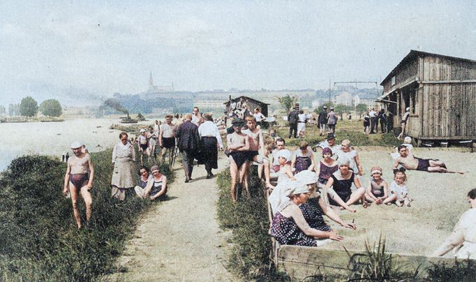 Kolorovaný dobový snímek zachycující rekreaci u vody v Československu.