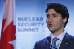 Populární kanadský premiér Trudeau má problém, udeřil prý loktem opoziční poslankyni