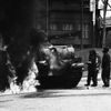 Hořící sovětský tank v sprnu 1968