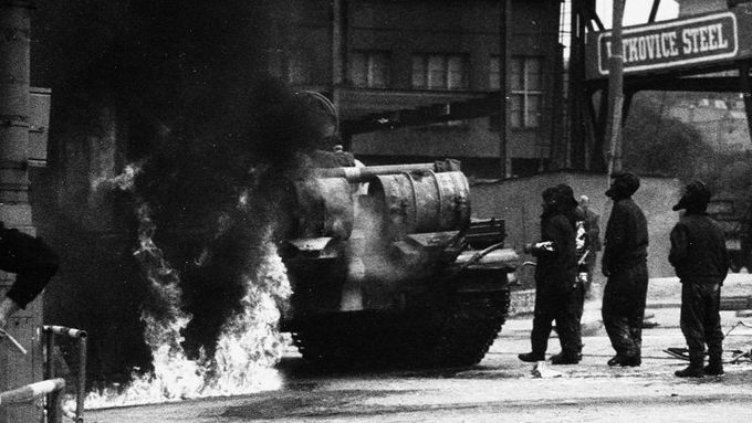 Hořící ruský tank v roce 1968.