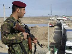 USA obviňují Írán, že dodává zbraně iráckým šíitským radikálům. Na snímku hlídkuje irácký voják na irácko-íránské hranici.
