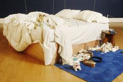Vzrušující postel od Tracey Emin je na prodej. I s kondomy