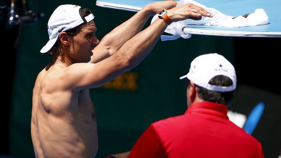 Podívejte se v naší galerii, jak tenisté a tenistky bojují před pondělním startem Australian Open s vysokými teplotami v Melbourne.