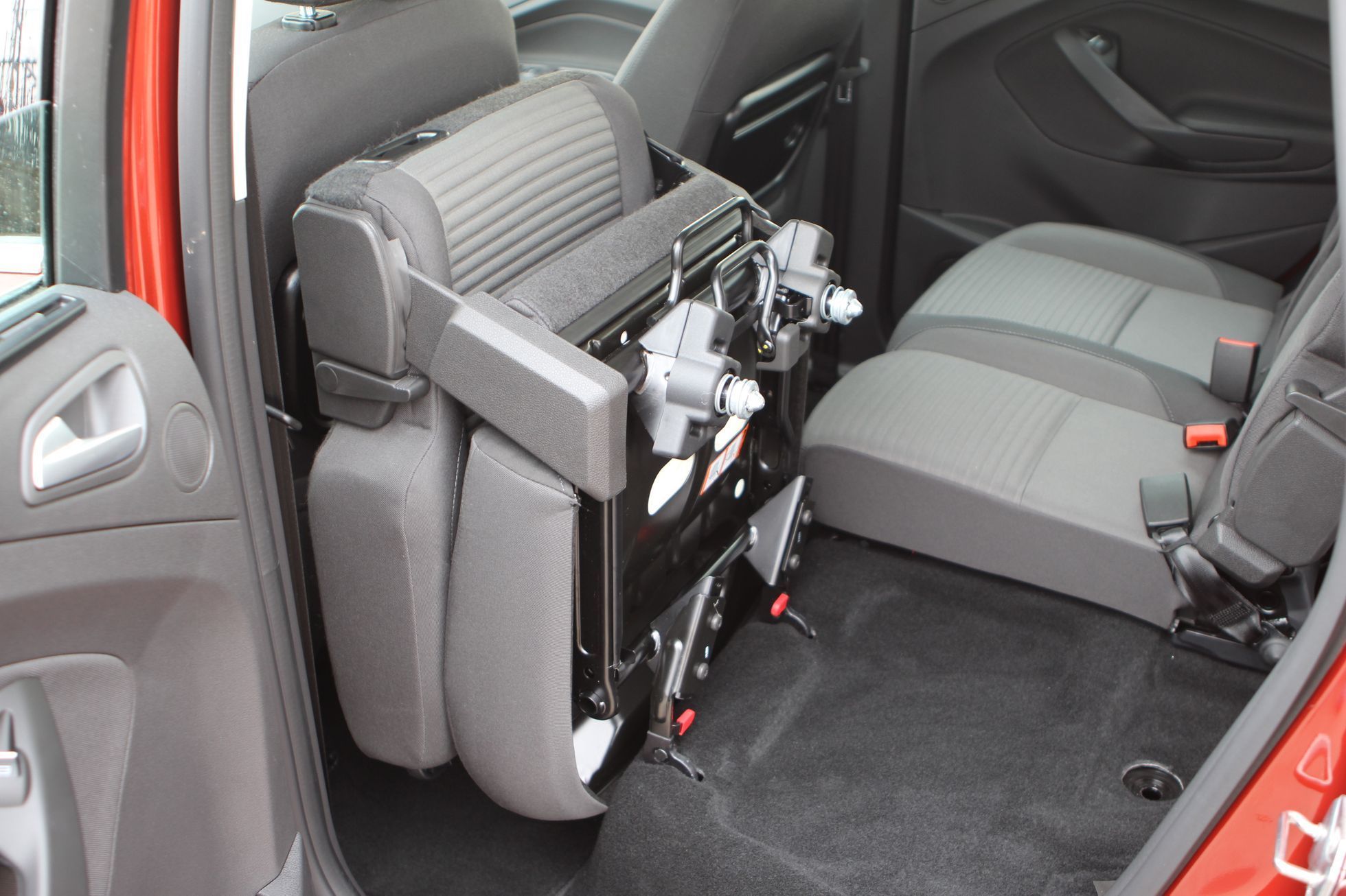 Ford C-Max - vyjímatelná sedačka