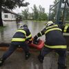 Hasiči odčerpávají vodu z čističky odpadních vod v Černošicích u Prahy